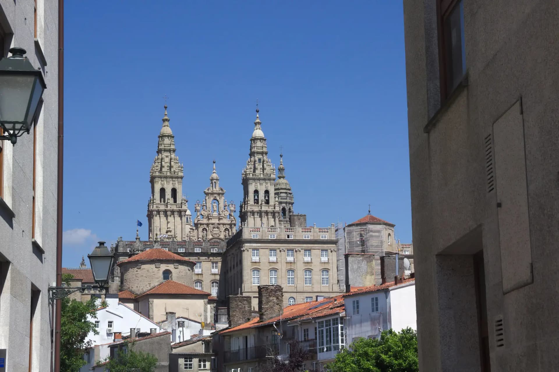 Torres barrocas de la catedral de Santiago de Compostela vistas desde una calle del casco histórico