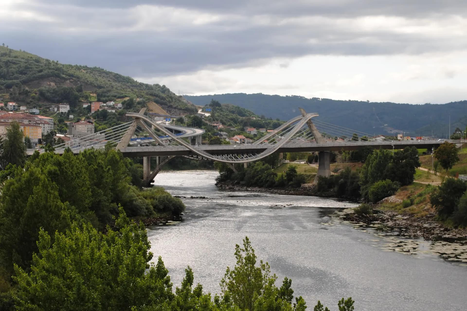 El río Miño a su paso por Ourense, con la Ponte do Milenio y las laderas al fondo