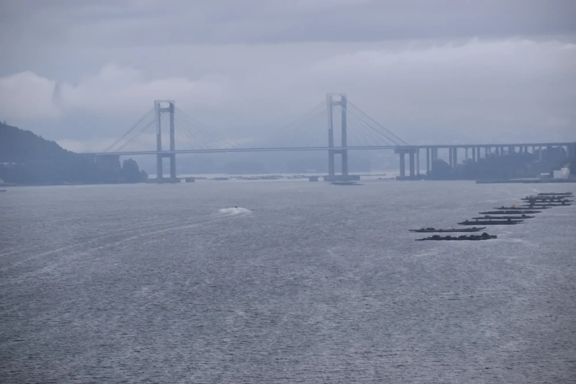 Puente de Rande sobre la ría de Vigo con bateas de mejillón a la derecha