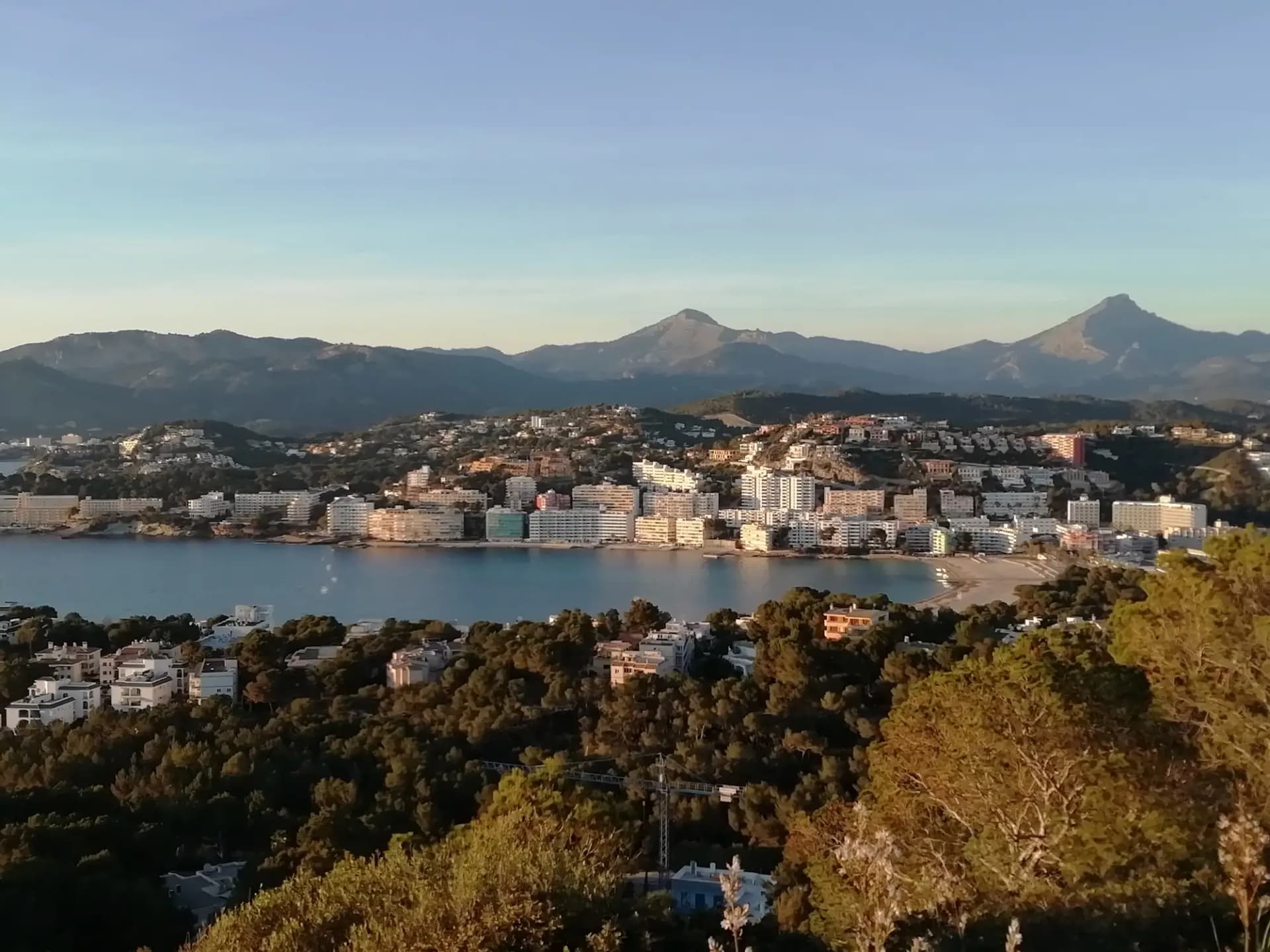 La bahía de Santa Ponça con sus hoteles y las montañas al fondo