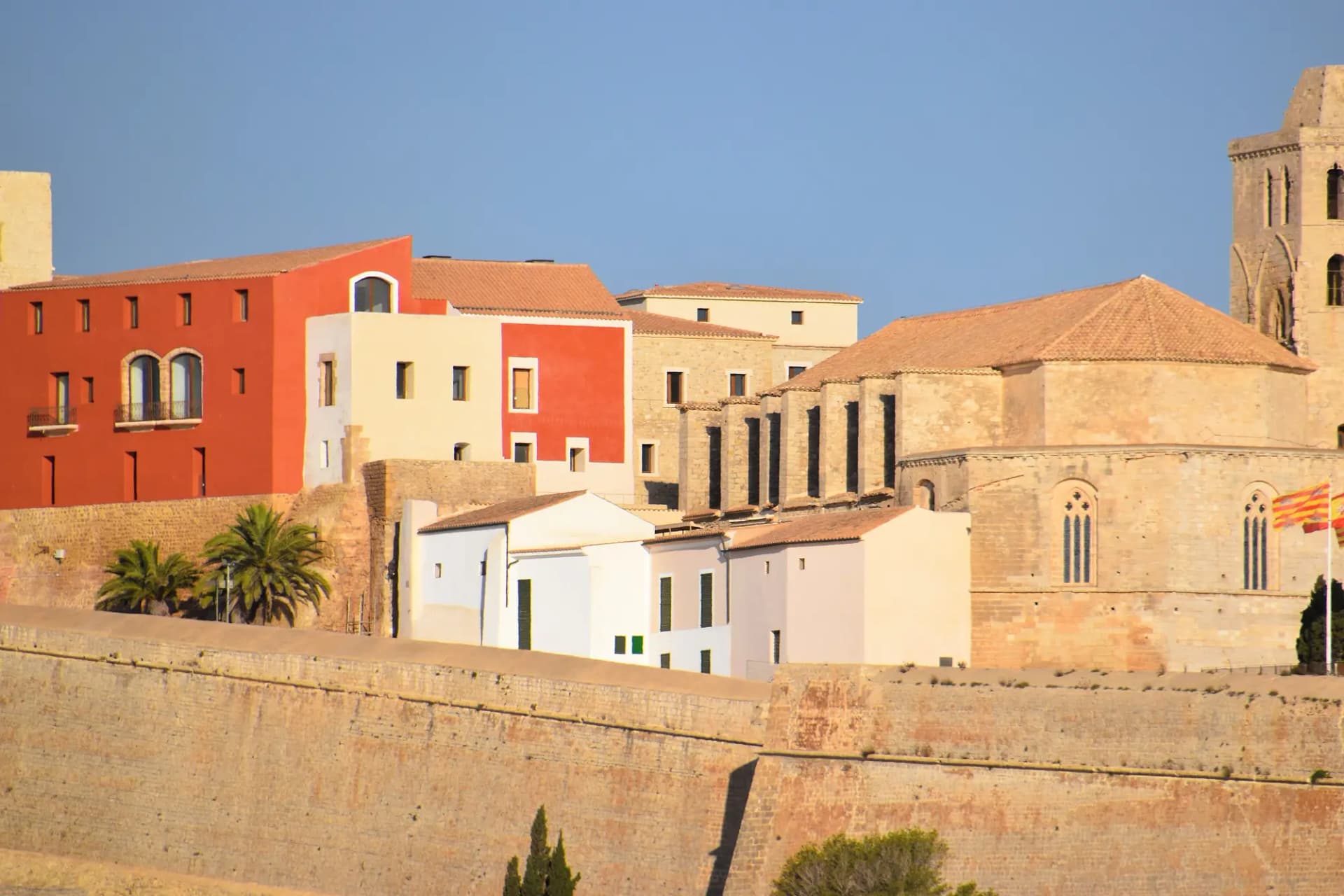 Murallas y casas de Dalt Vila junto a la catedral de Eivissa, vistas desde el puerto