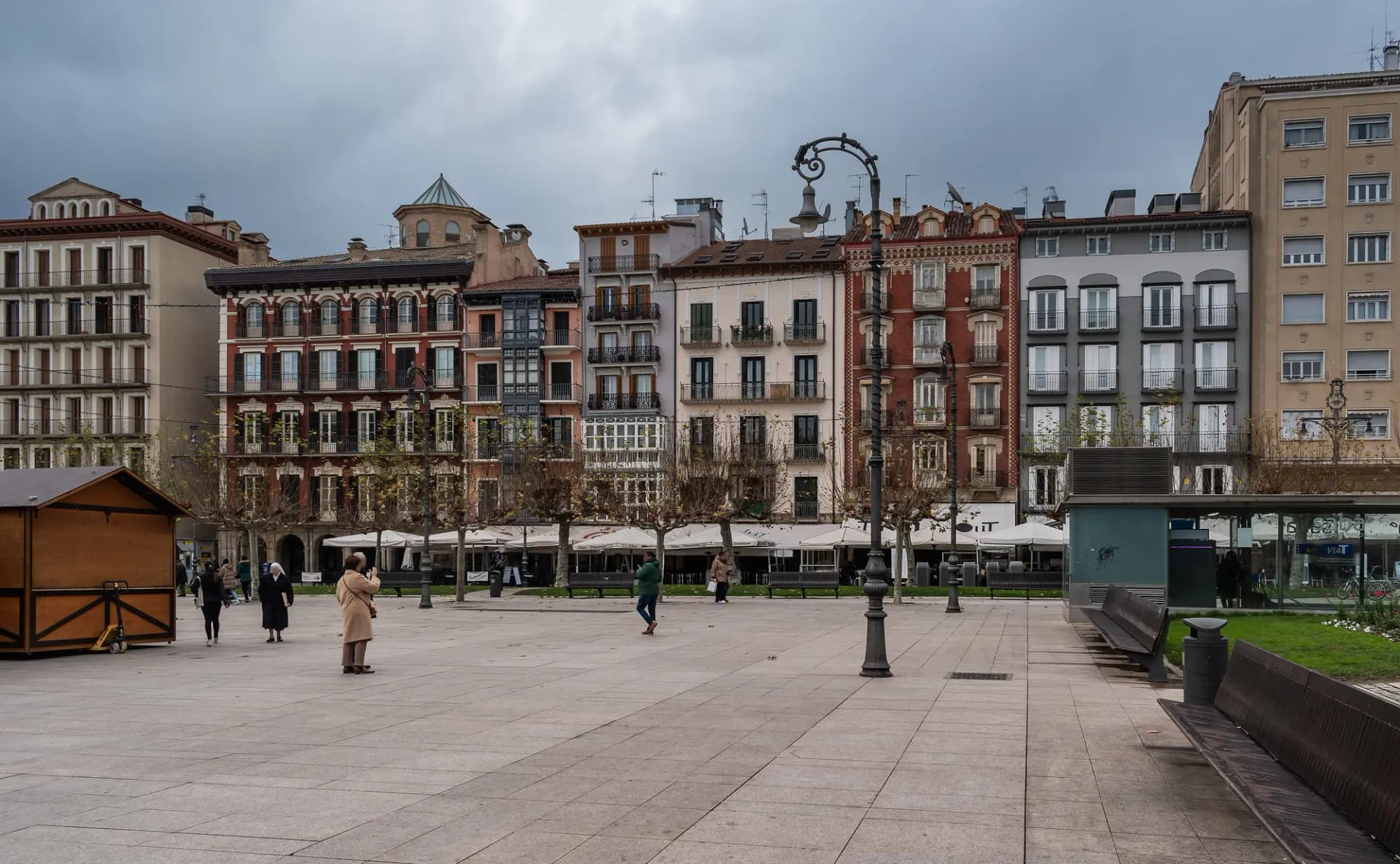 La Plaza del Castillo de Pamplona, con sus edificios de balcones, las terrazas bajo los soportales y una farola en primer plano