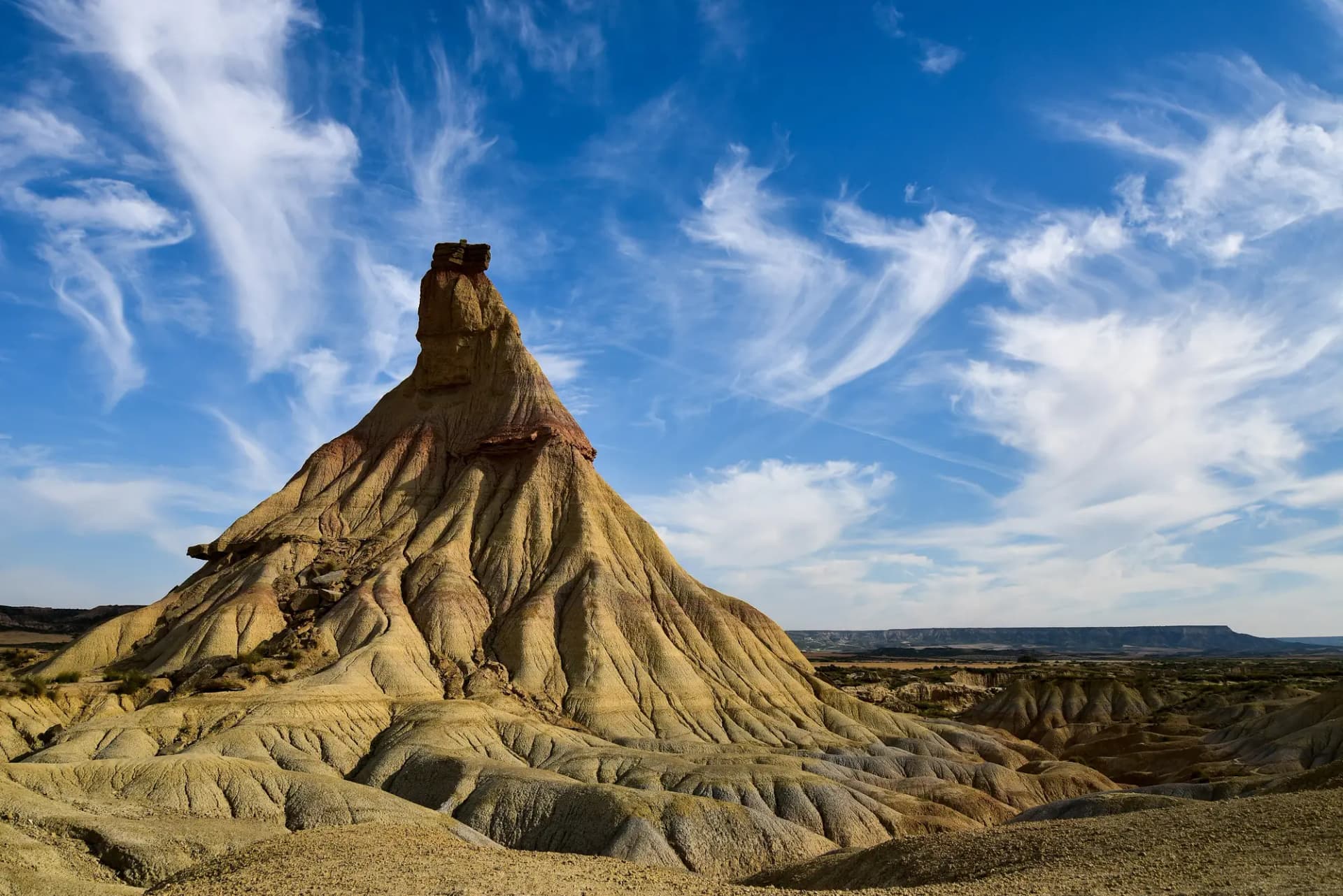 Chimenea de arcilla de Castildetierra en las Bardenas Reales con luz de mañana