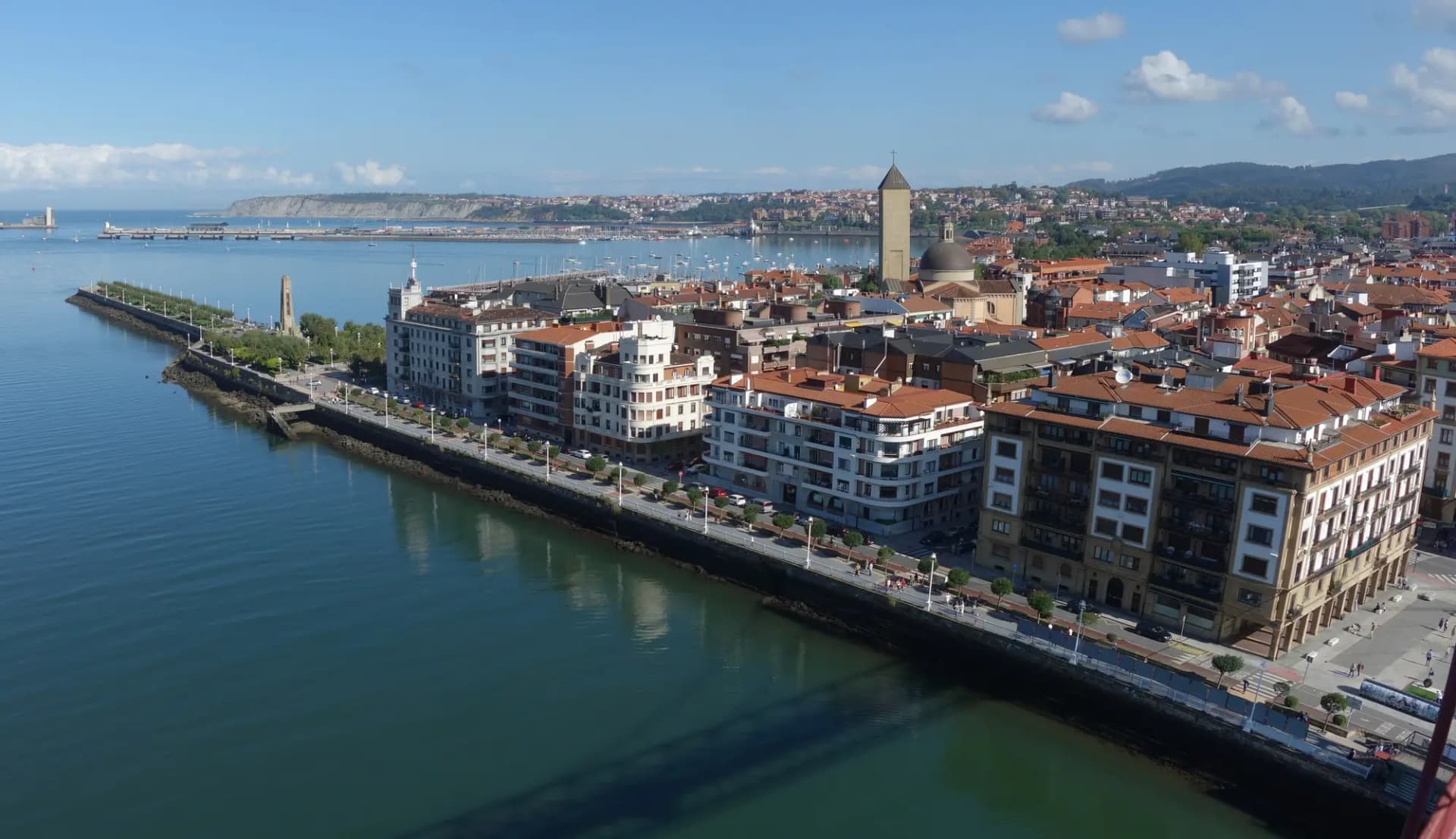 Vista desde lo alto del Puente Bizkaia sobre el paseo y los edificios de Las Arenas, junto a la desembocadura de la ría