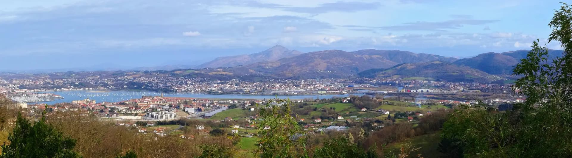 Panorámica desde Guadalupe de la bahía de Txingudi, con Irun y Hendaya a ambos lados del Bidasoa y montes al fondo