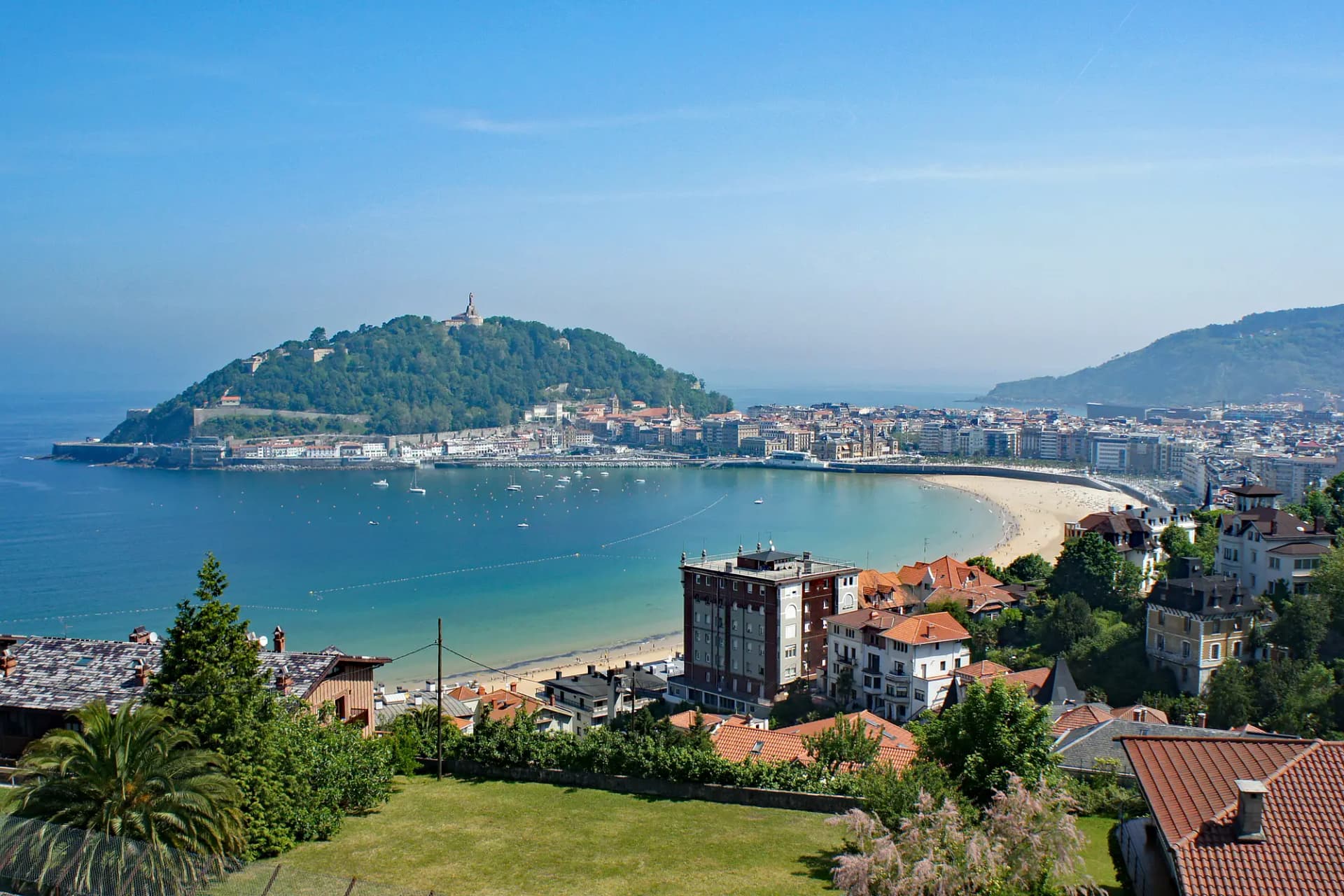 La bahía y la playa de la Concha de San Sebastián, con el monte Urgull y la Parte Vieja al fondo