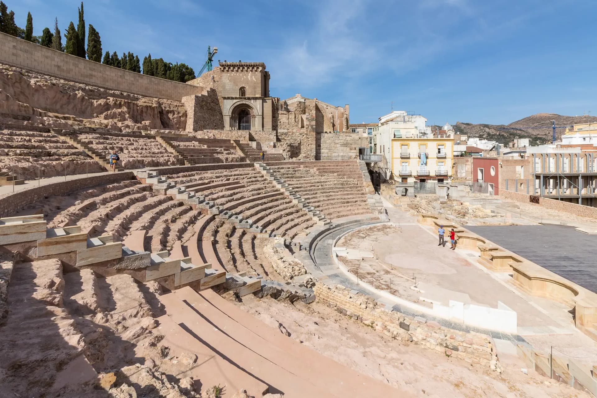 Graderío del Teatro Romano de Cartagena con edificios del casco antiguo al fondo