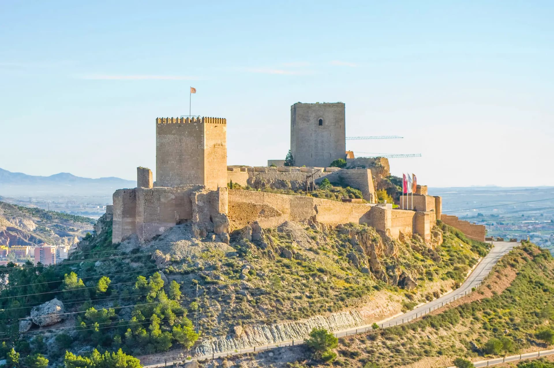 El castillo de Lorca, con sus torres y murallas sobre el cerro