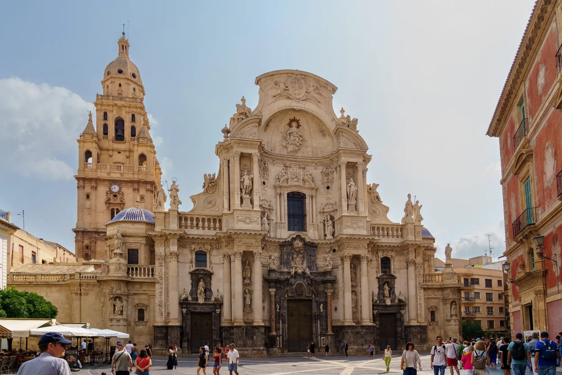Fachada barroca y torre de la catedral de Murcia vistas desde la plaza del Cardenal Belluga