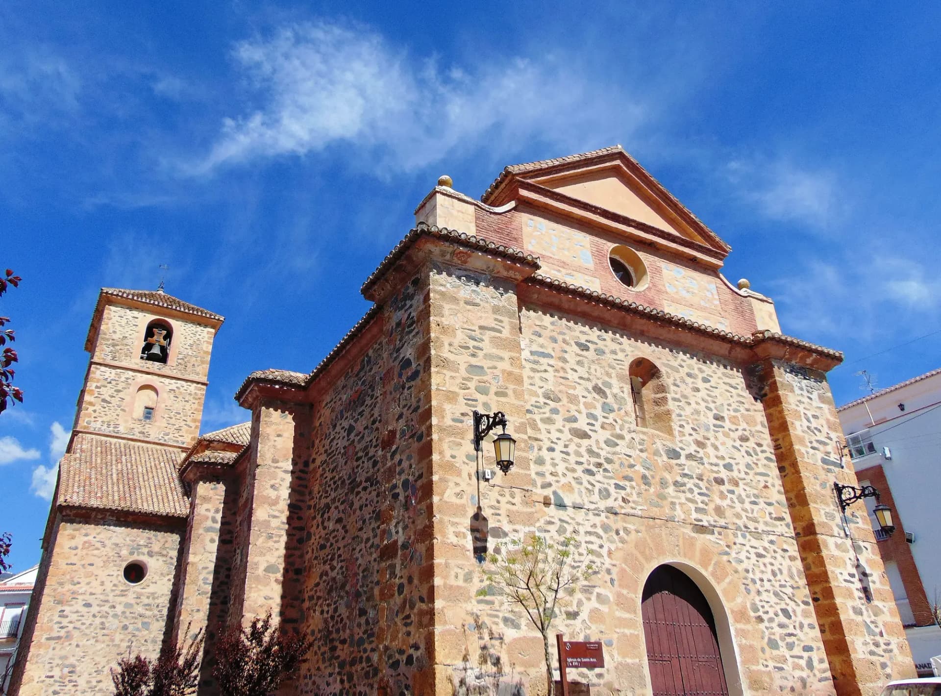 Iglesia de Cádiar sobre las casas blancas del pueblo alpujarreño