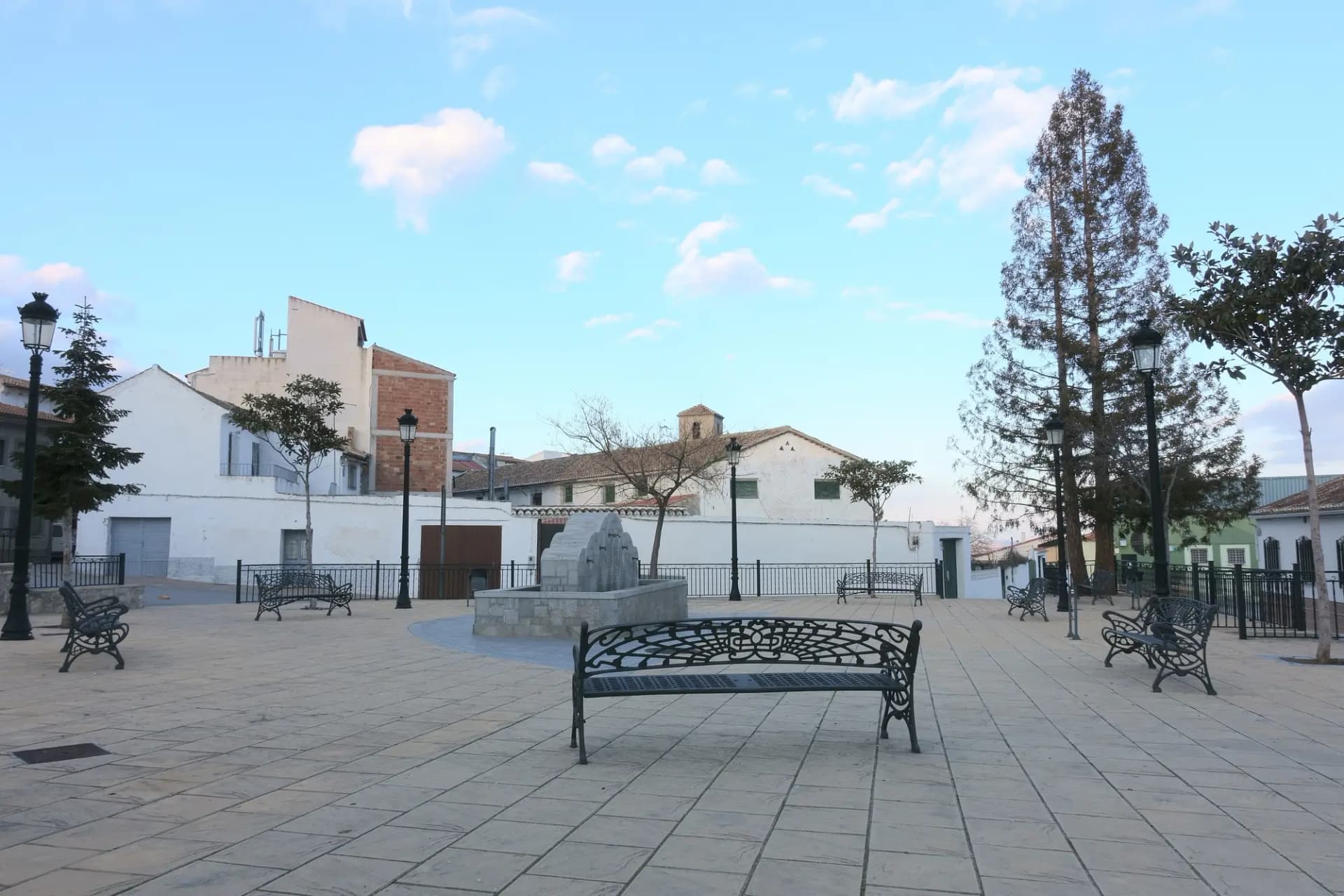 Plaza de la Fuente de Darro, con casas blancas y árboles