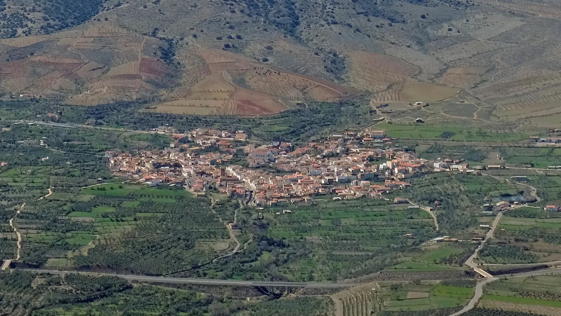 Vista de Huéneja al pie de Sierra Nevada