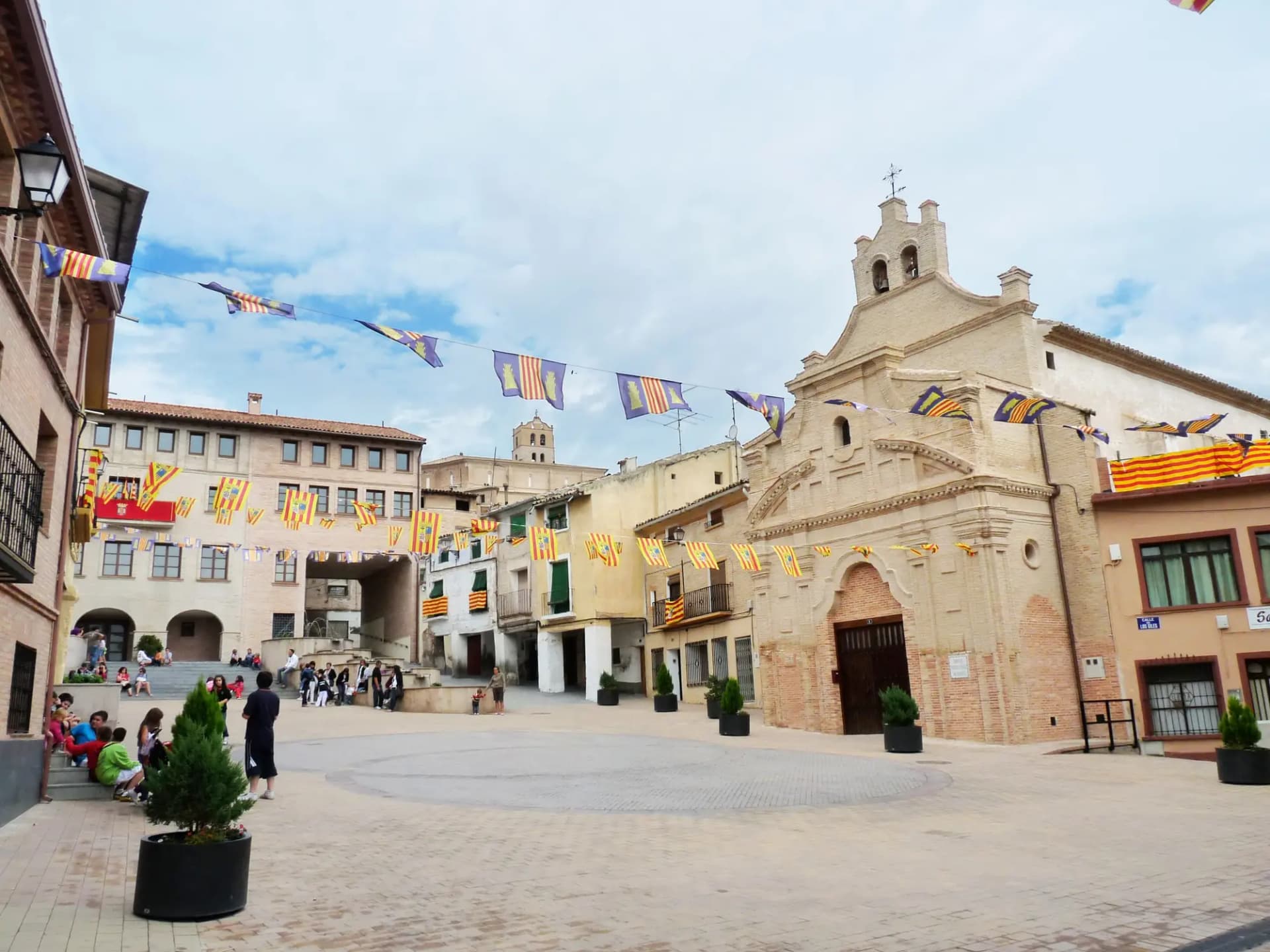 Plaza de España de Magallón con la ermita de Nuestra Señora del Rosario