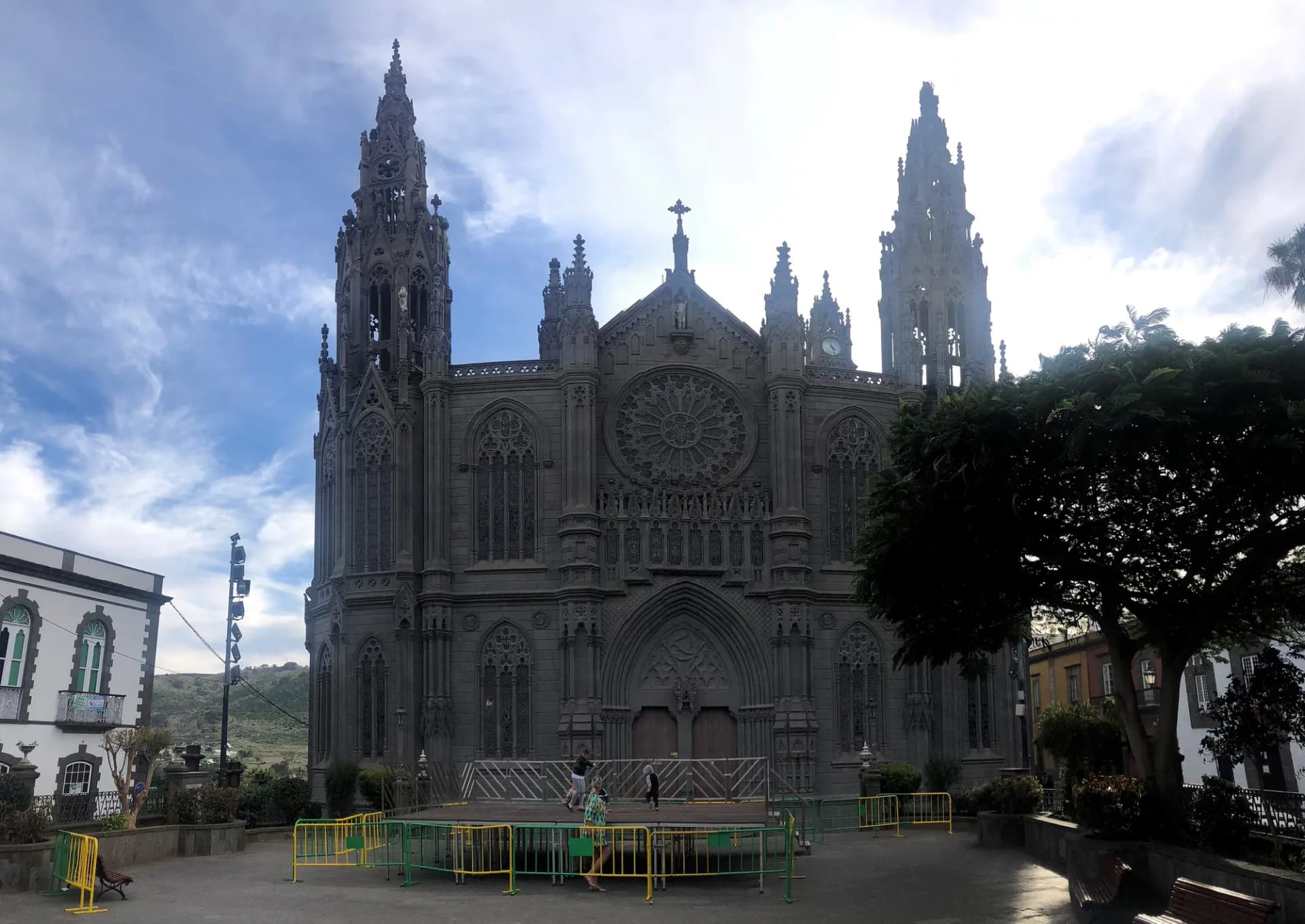Fachada neogótica de piedra oscura de la iglesia de San Juan Bautista de Arucas