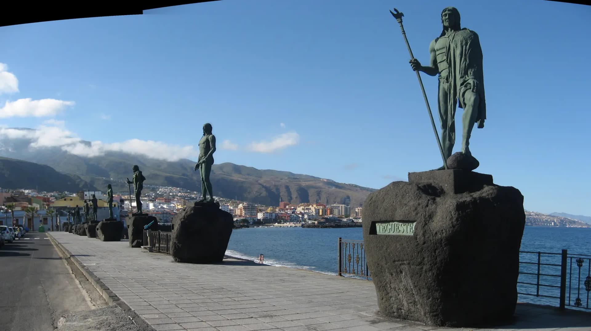 Estatuas de bronce de los menceyes guanches en el paseo junto al mar de Candelaria