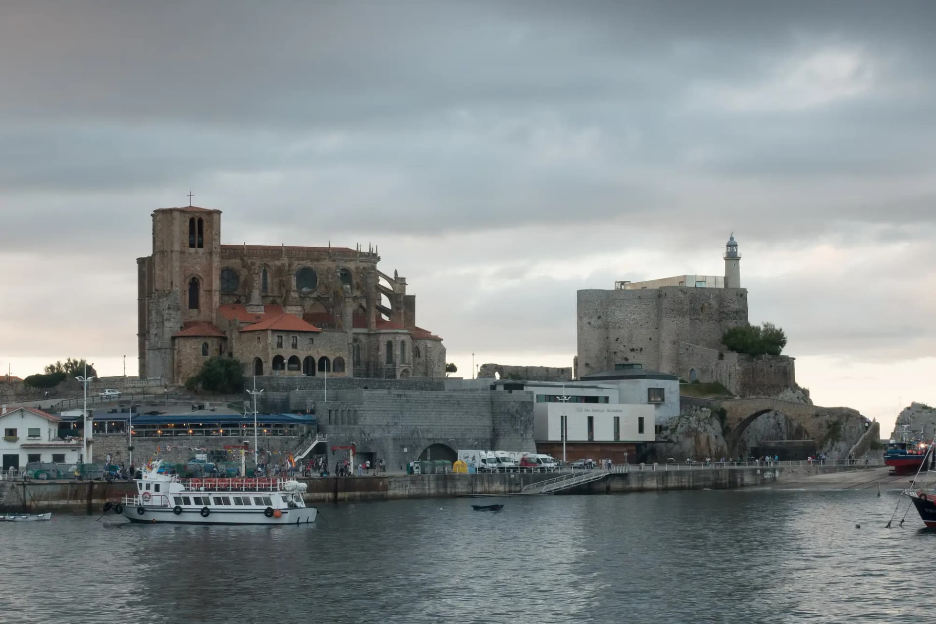Iglesia de Santa María de la Asunción y castillo-faro de Santa Ana vistos desde el puerto de Castro-Urdiales