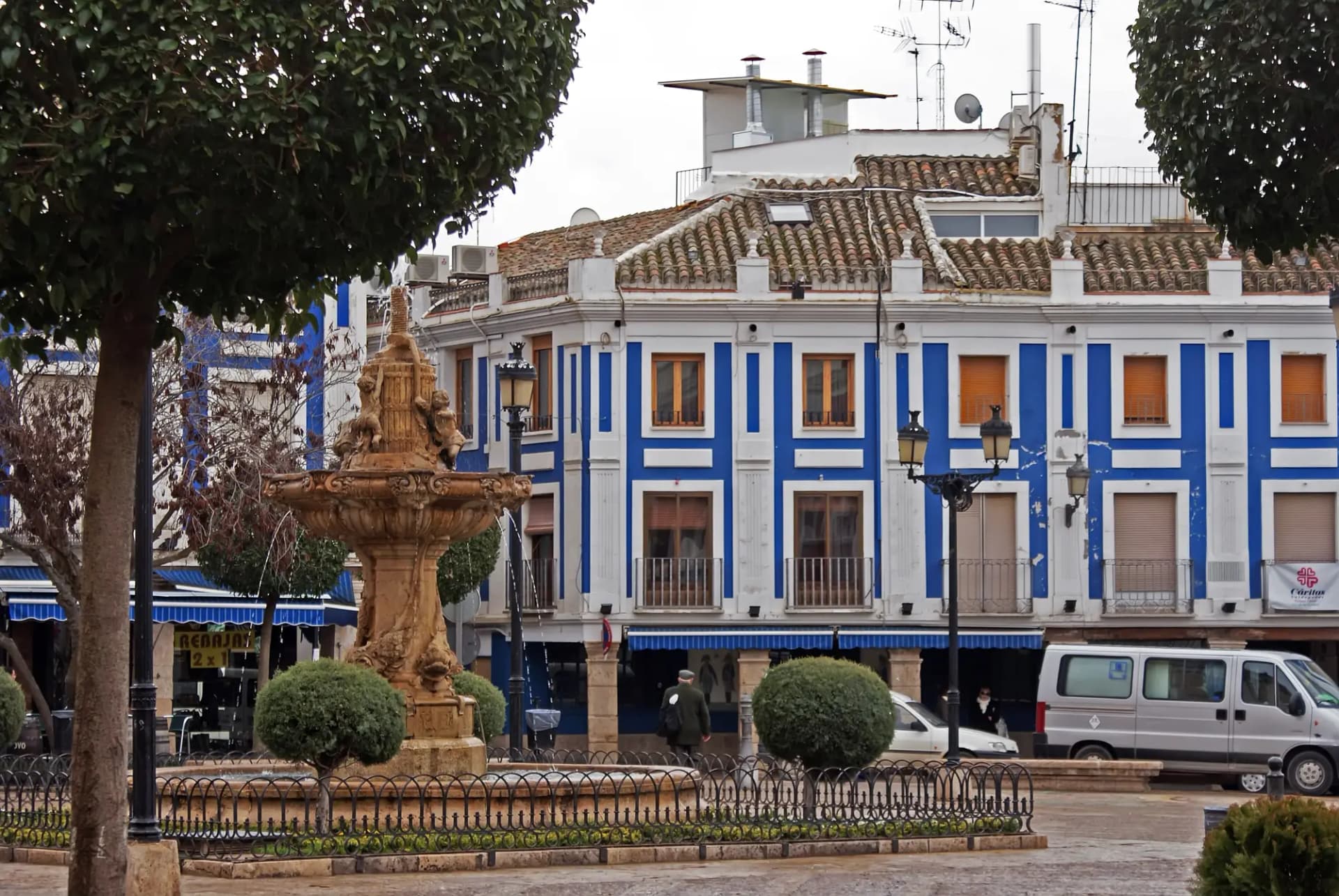 Plaza de España de Valdepeñas con su fuente y las fachadas pintadas de azul y blanco