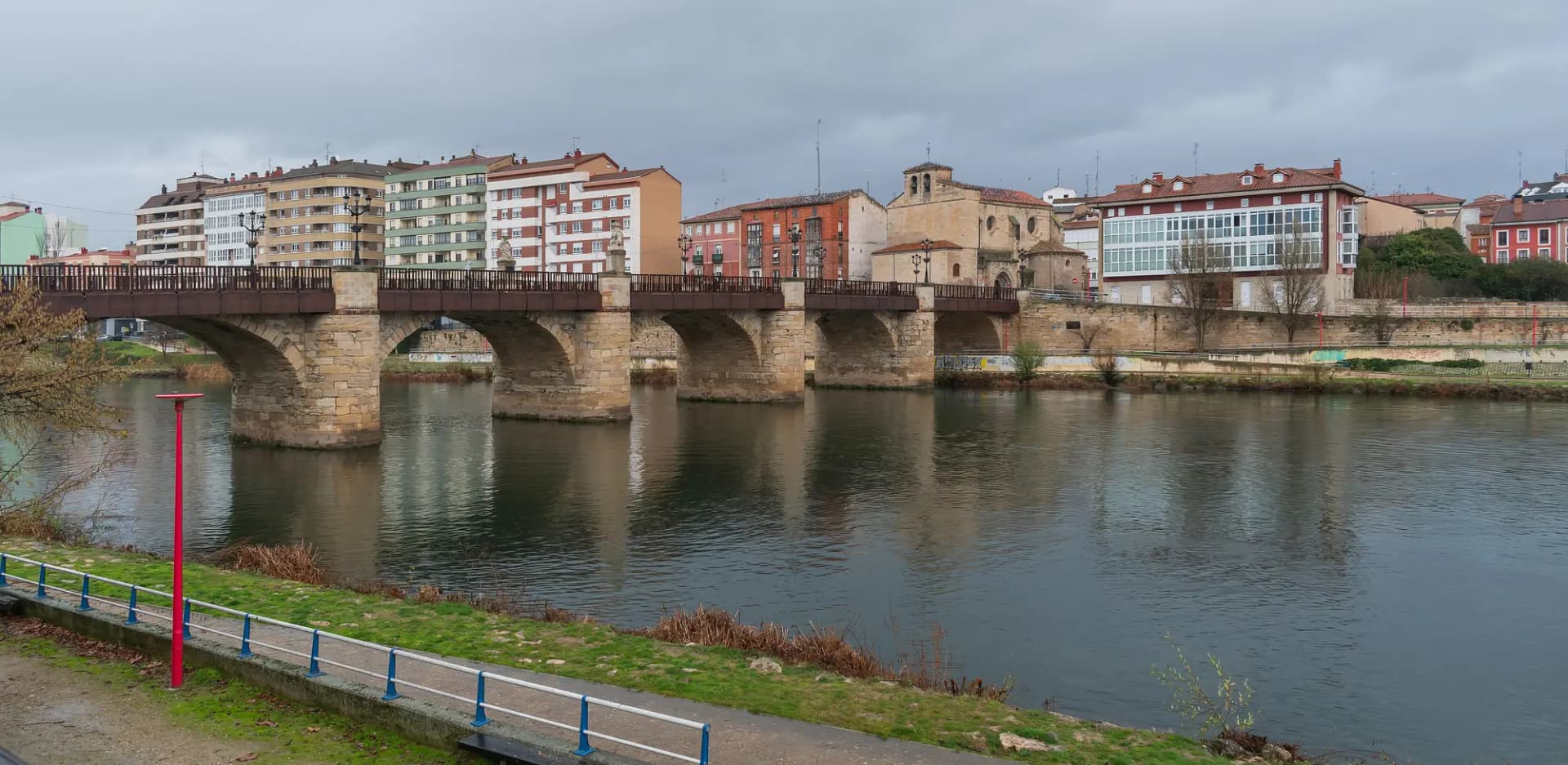 Puente de Carlos III sobre el Ebro en Miranda de Ebro con las casas del casco al fondo
