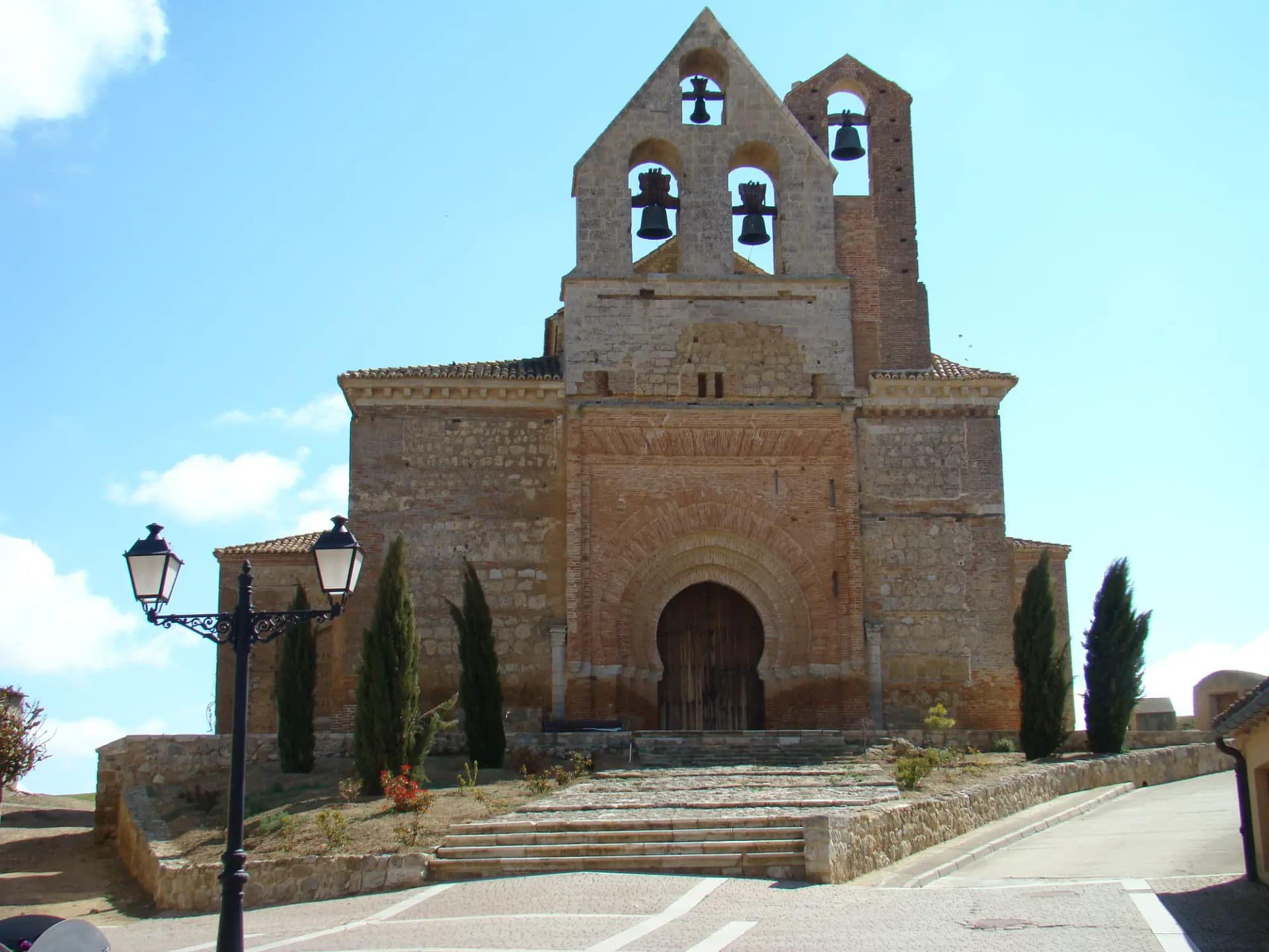 Iglesia de San Andrés de Aguilar de Campos, de estilo gótico-mudéjar, con su espadaña