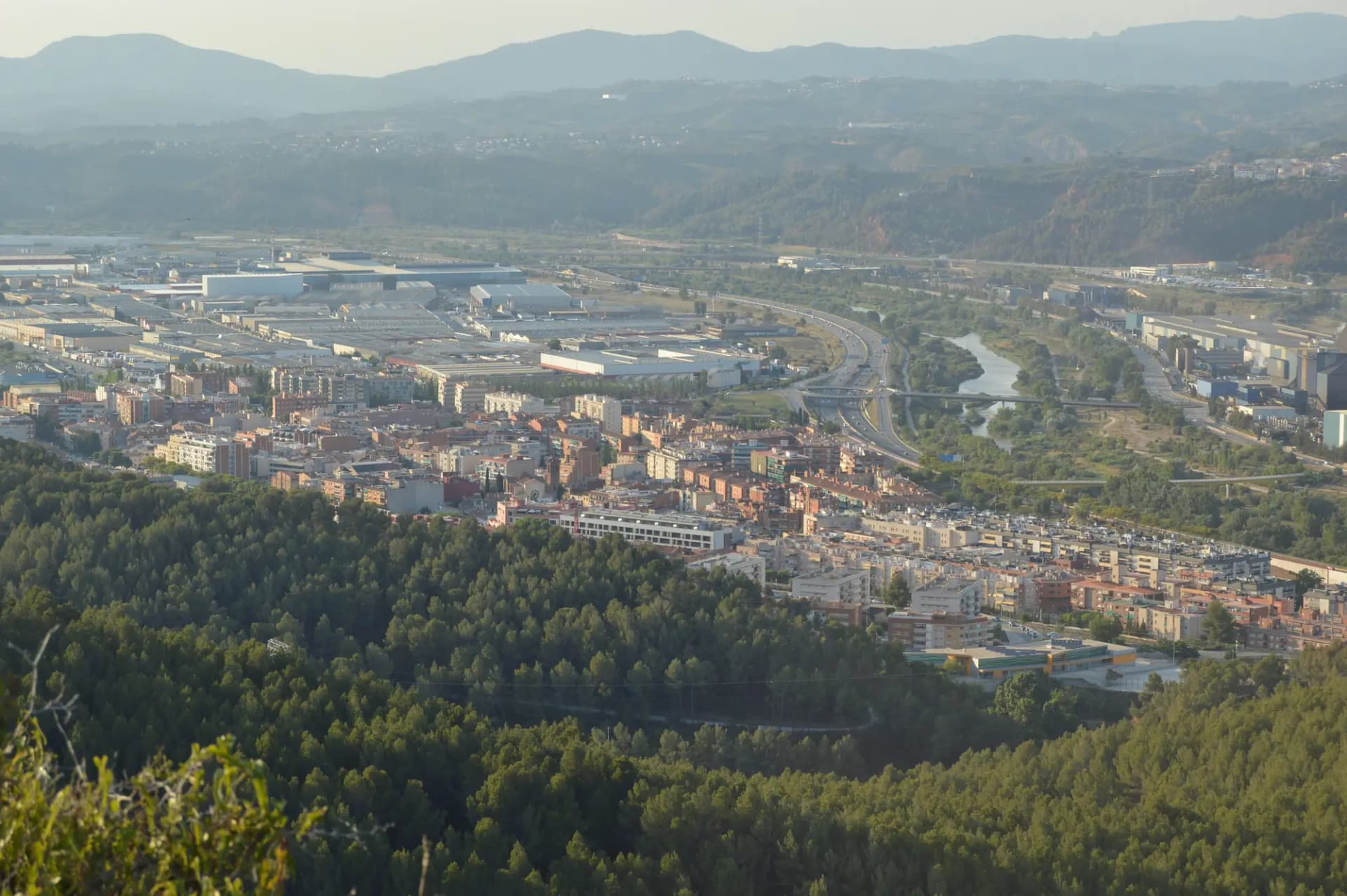 Vista general de Sant Andreu de la Barca con el valle del Llobregat y las montañas al fondo
