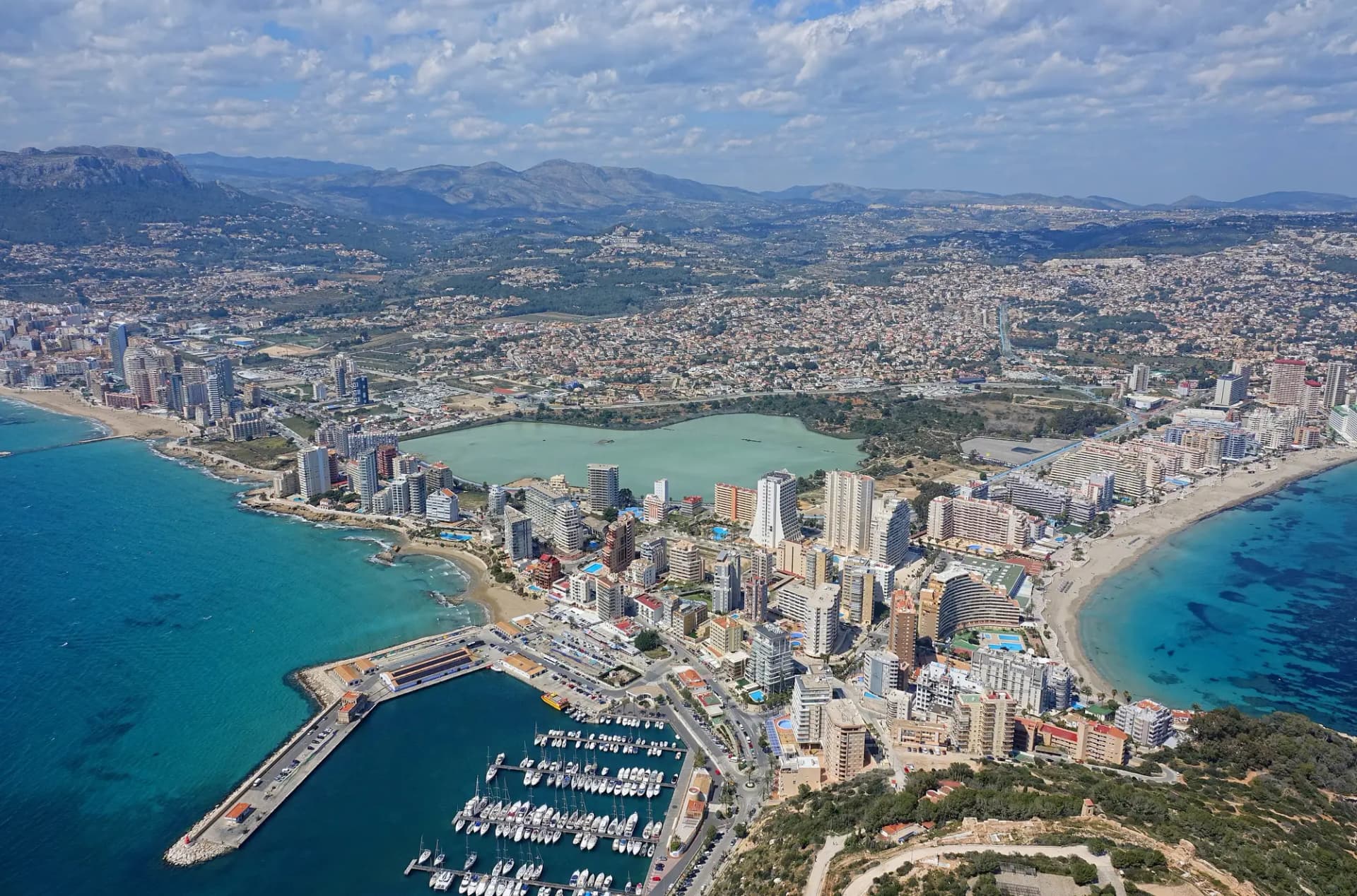 Vista aérea de Calp con el puerto, el Penyal d'Ifac y las dos bahías