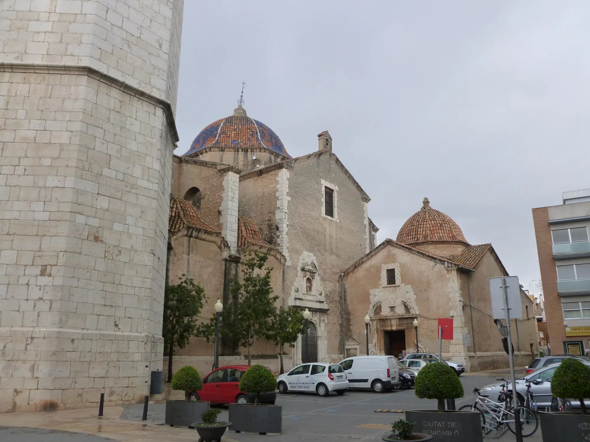 Iglesia de Sant Bartomeu de Benicarló con sus cúpulas de teja azul junto al campanario