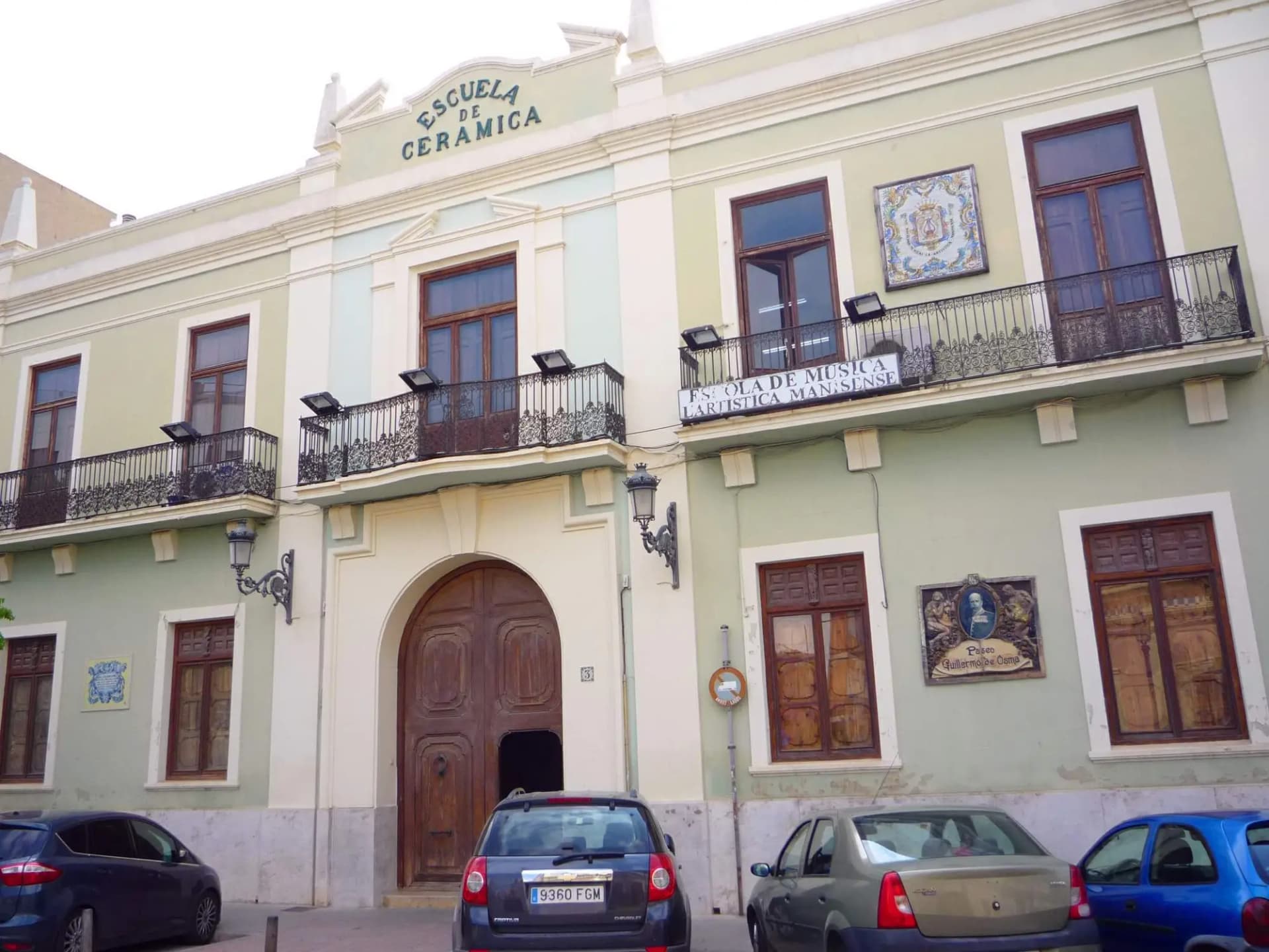Fachada de la Escuela de Cerámica de Manises con azulejos y balcones de forja