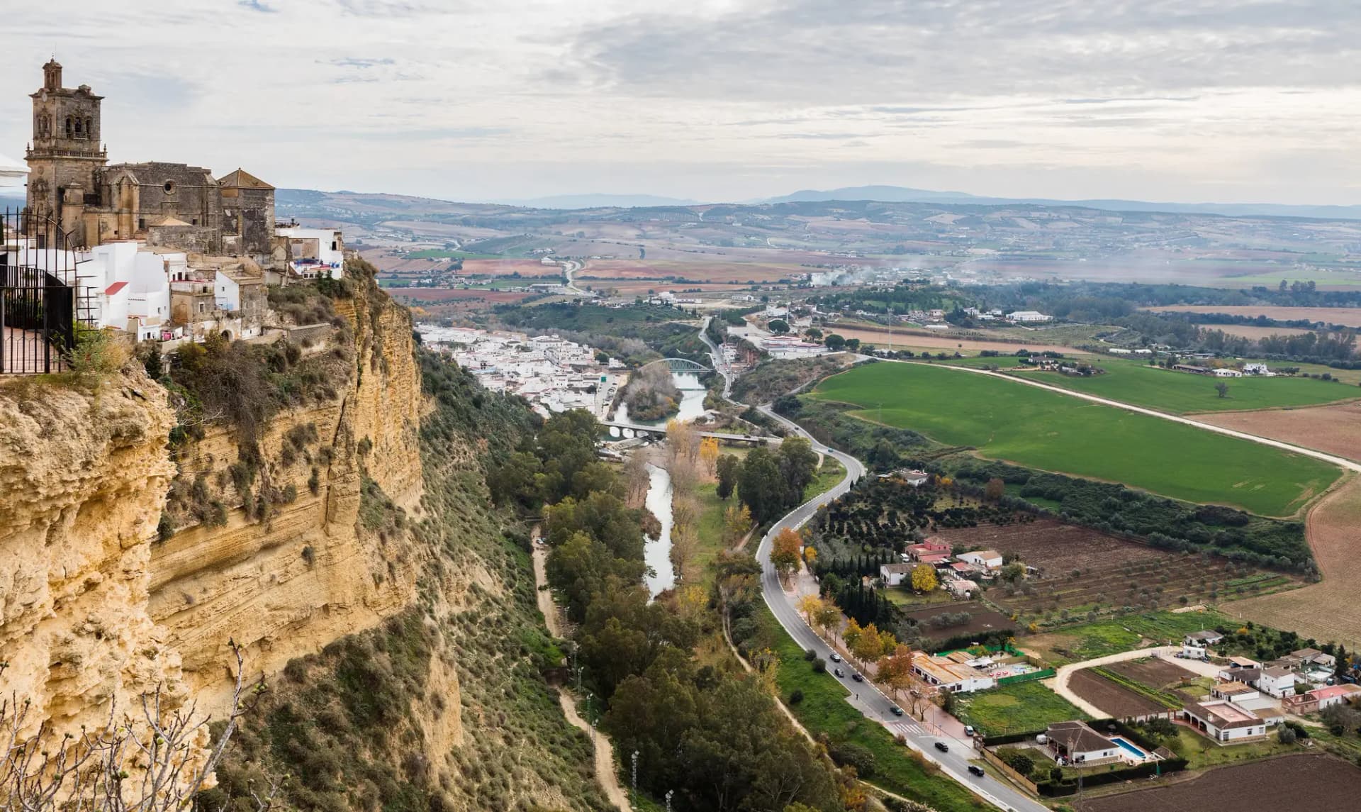Casco blanco de Arcos de la Frontera sobre la peña, visto desde el Balcón de la Peña Nueva