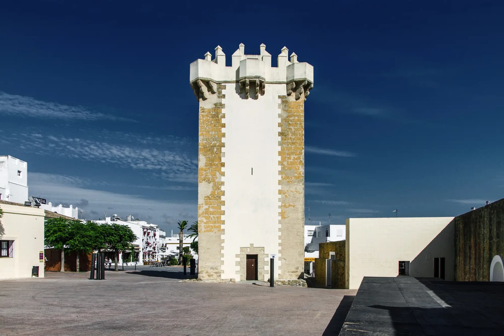 Torre de Guzmán, torre medieval de piedra en el centro de Conil de la Frontera