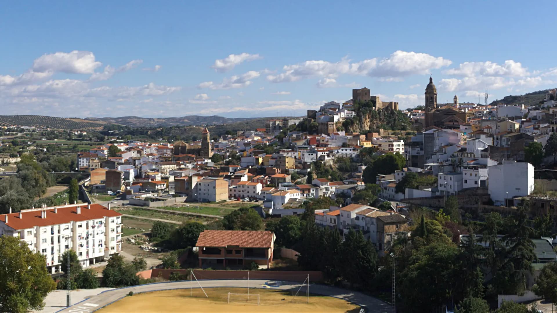 Vista de Loja con la Alcazaba y las torres de sus iglesias sobre el caserío