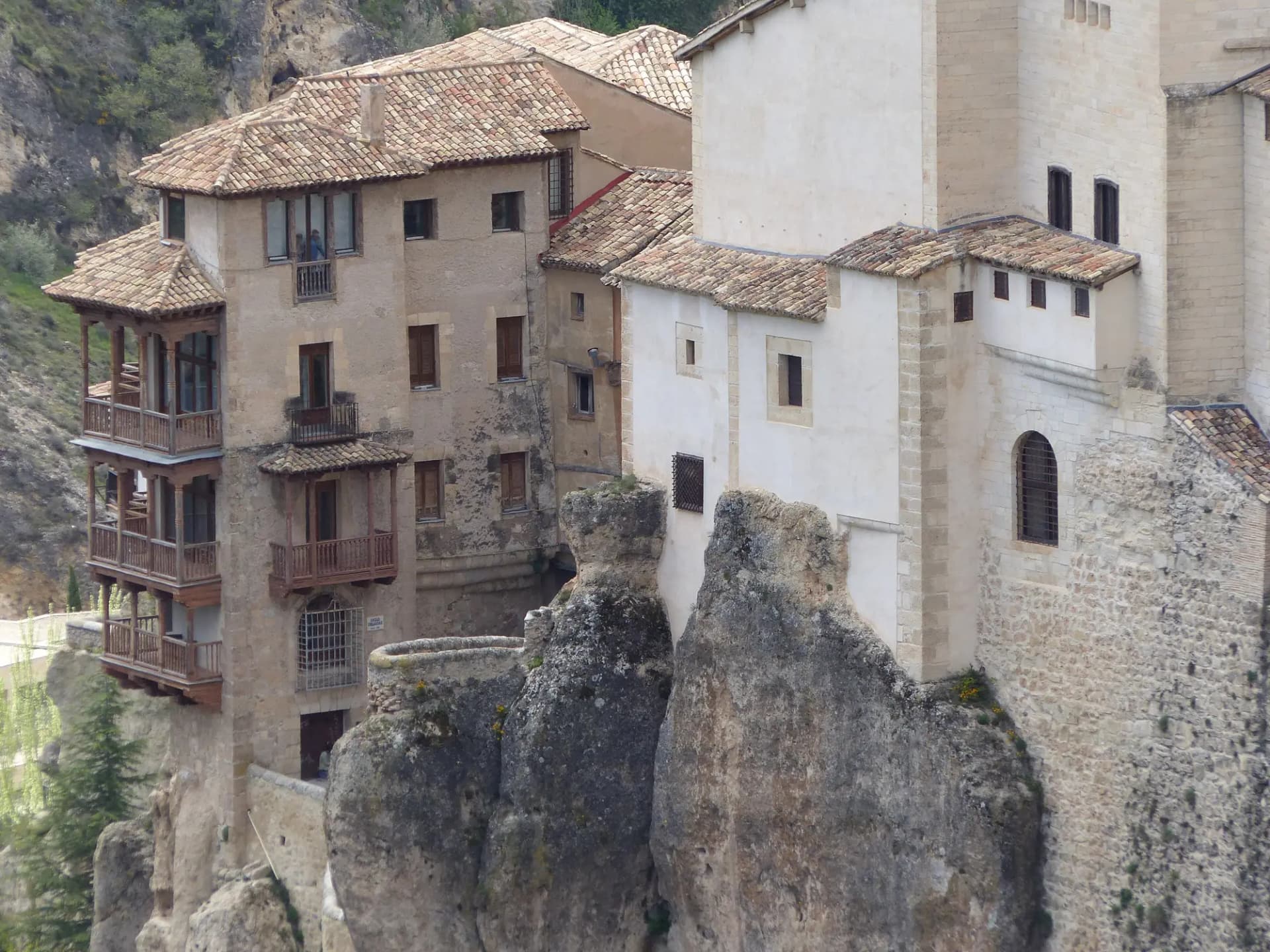 Casas Colgadas de Cuenca con balcones de madera asomados a la roca de la hoz del Huécar