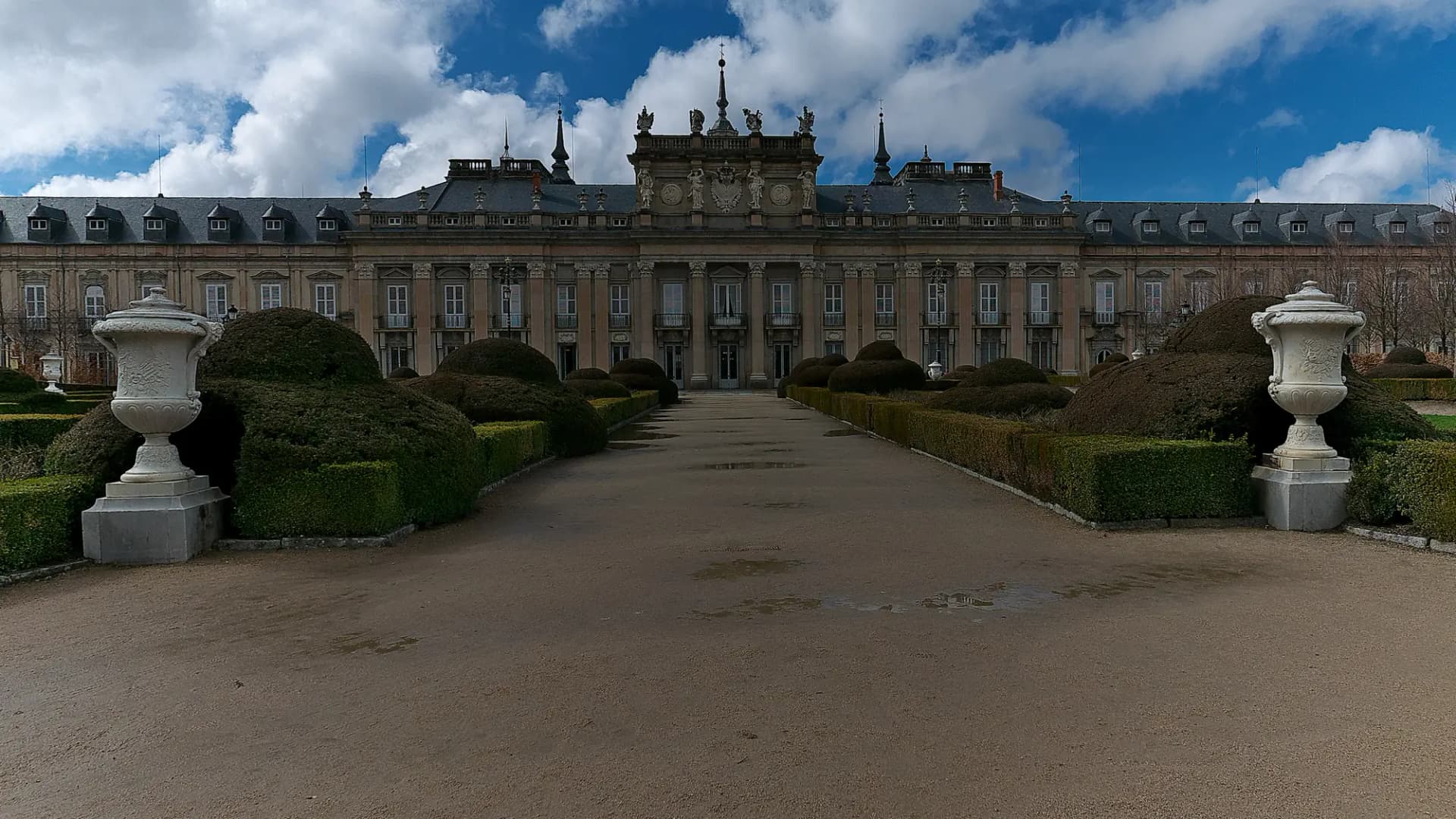 Fachada del Palacio Real de La Granja con sus jardines y jarrones de piedra