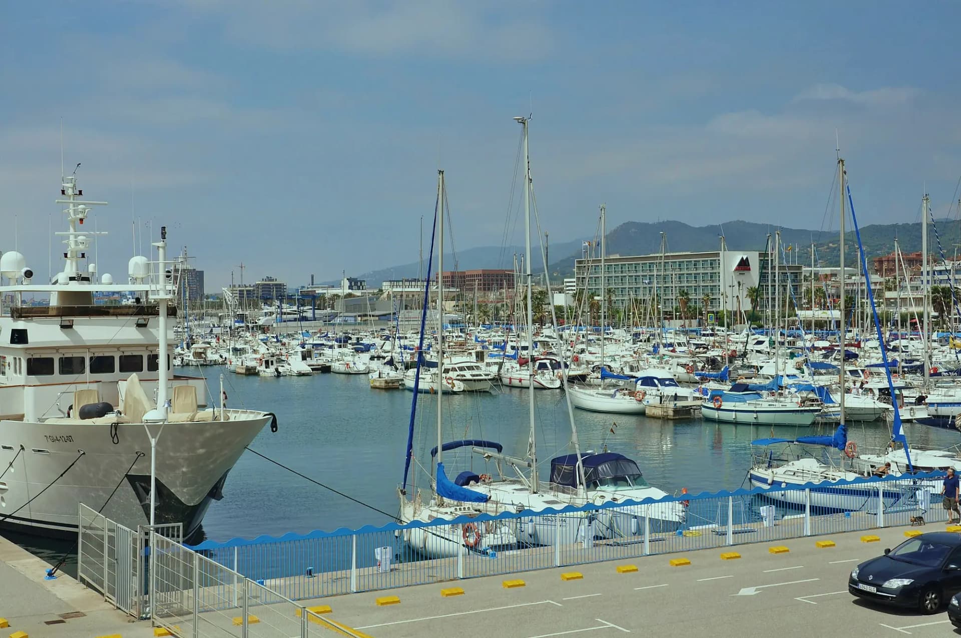 Puerto deportivo de Mataró con veleros y yates amarrados y la sierra al fondo